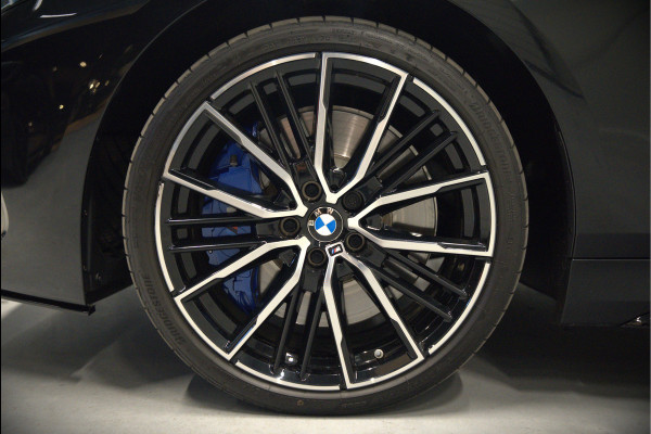 BMW 1-serie M135i xDrive High Executive Edition | M Performance | Stoelverwarming | Cruise Control | Adaptive LED | Ambiance Verlichting | HIFI | Grootlichtassistent | M Sport Remmen