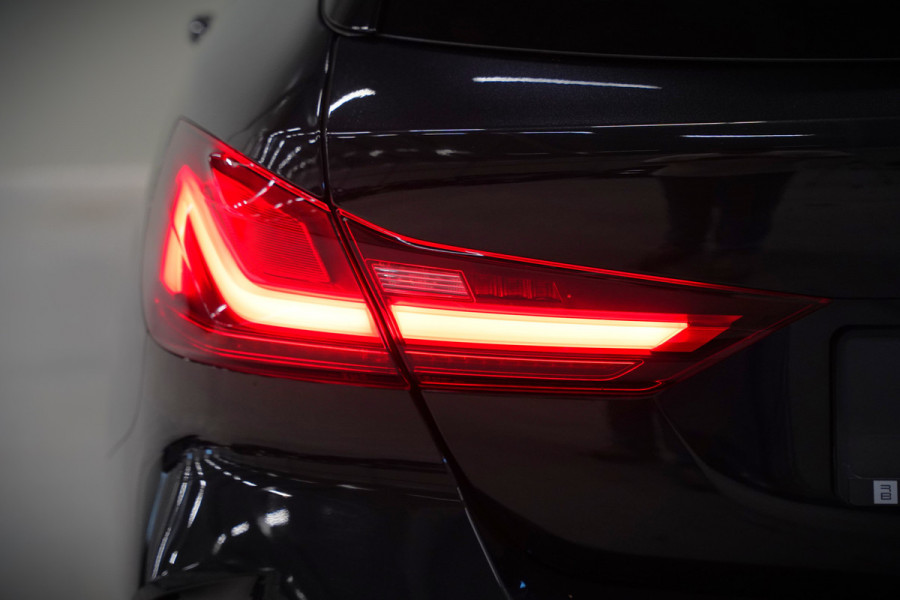BMW 1-serie M135i xDrive High Executive Edition | M Performance | Stoelverwarming | Cruise Control | Adaptive LED | Ambiance Verlichting | HIFI | Grootlichtassistent | M Sport Remmen