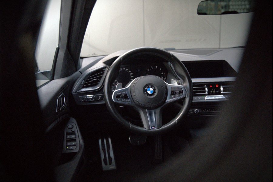 BMW 1-serie M135i xDrive High Executive Edition | M Performance | Stoelverwarming | Cruise Control | Adaptive LED | Ambiance Verlichting | HIFI | Grootlichtassistent | M Sport Remmen
