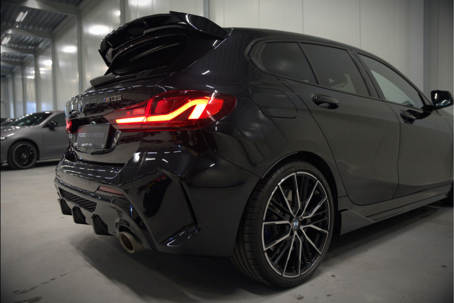 BMW 1-serie M135i xDrive High Executive Edition | M Performance | Stoelverwarming | Cruise Control | Adaptive LED | Ambiance Verlichting | HIFI | Grootlichtassistent | M Sport Remmen