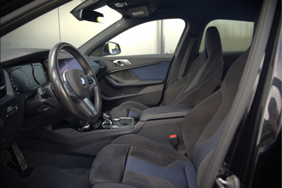 BMW 1-serie M135i xDrive High Executive Edition | M Performance | Stoelverwarming | Cruise Control | Adaptive LED | Ambiance Verlichting | HIFI | Grootlichtassistent | M Sport Remmen