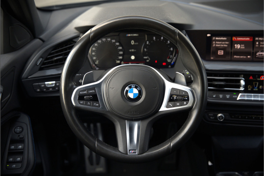 BMW 1-serie M135i xDrive High Executive Edition | M Performance | Stoelverwarming | Cruise Control | Adaptive LED | Ambiance Verlichting | HIFI | Grootlichtassistent | M Sport Remmen
