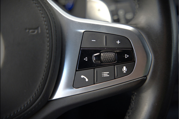 BMW 1-serie M135i xDrive High Executive Edition | M Performance | Stoelverwarming | Cruise Control | Adaptive LED | Ambiance Verlichting | HIFI | Grootlichtassistent | M Sport Remmen
