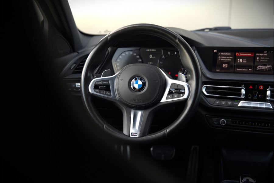 BMW 1-serie M135i xDrive High Executive Edition | M Performance | Stoelverwarming | Cruise Control | Adaptive LED | Ambiance Verlichting | HIFI | Grootlichtassistent | M Sport Remmen