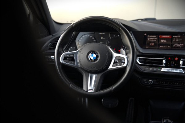 BMW 1-serie M135i xDrive High Executive Edition | M Performance | Stoelverwarming | Cruise Control | Adaptive LED | Ambiance Verlichting | HIFI | Grootlichtassistent | M Sport Remmen