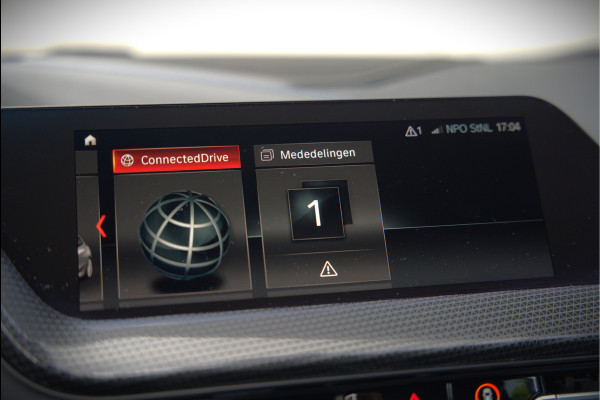 BMW 1-serie M135i xDrive High Executive Edition | M Performance | Stoelverwarming | Cruise Control | Adaptive LED | Ambiance Verlichting | HIFI | Grootlichtassistent | M Sport Remmen