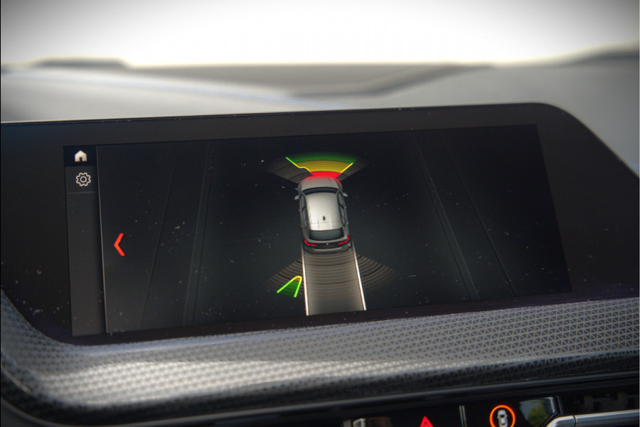 BMW 1-serie M135i xDrive High Executive Edition | M Performance | Stoelverwarming | Cruise Control | Adaptive LED | Ambiance Verlichting | HIFI | Grootlichtassistent | M Sport Remmen