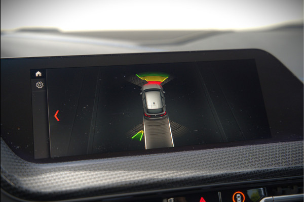 BMW 1-serie M135i xDrive High Executive Edition | M Performance | Stoelverwarming | Cruise Control | Adaptive LED | Ambiance Verlichting | HIFI | Grootlichtassistent | M Sport Remmen