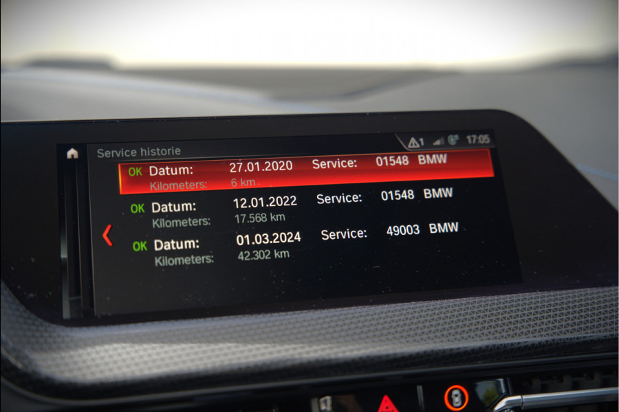BMW 1-serie M135i xDrive High Executive Edition | M Performance | Stoelverwarming | Cruise Control | Adaptive LED | Ambiance Verlichting | HIFI | Grootlichtassistent | M Sport Remmen