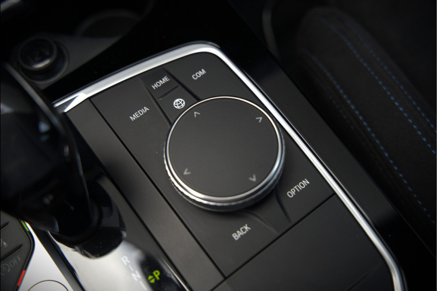 BMW 1-serie M135i xDrive High Executive Edition | M Performance | Stoelverwarming | Cruise Control | Adaptive LED | Ambiance Verlichting | HIFI | Grootlichtassistent | M Sport Remmen