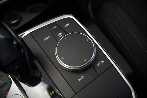 BMW 1-serie M135i xDrive High Executive Edition | M Performance | Stoelverwarming | Cruise Control | Adaptive LED | Ambiance Verlichting | HIFI | Grootlichtassistent | M Sport Remmen