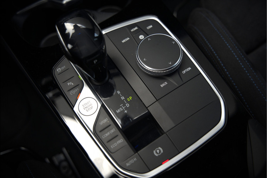 BMW 1-serie M135i xDrive High Executive Edition | M Performance | Stoelverwarming | Cruise Control | Adaptive LED | Ambiance Verlichting | HIFI | Grootlichtassistent | M Sport Remmen