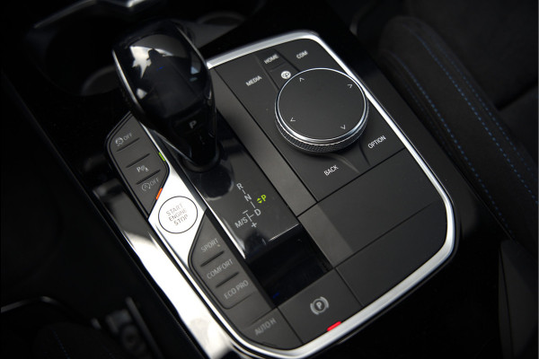 BMW 1-serie M135i xDrive High Executive Edition | M Performance | Stoelverwarming | Cruise Control | Adaptive LED | Ambiance Verlichting | HIFI | Grootlichtassistent | M Sport Remmen