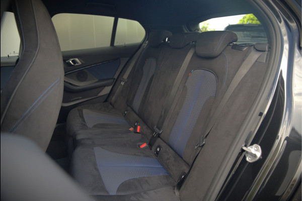 BMW 1-serie M135i xDrive High Executive Edition | M Performance | Stoelverwarming | Cruise Control | Adaptive LED | Ambiance Verlichting | HIFI | Grootlichtassistent | M Sport Remmen