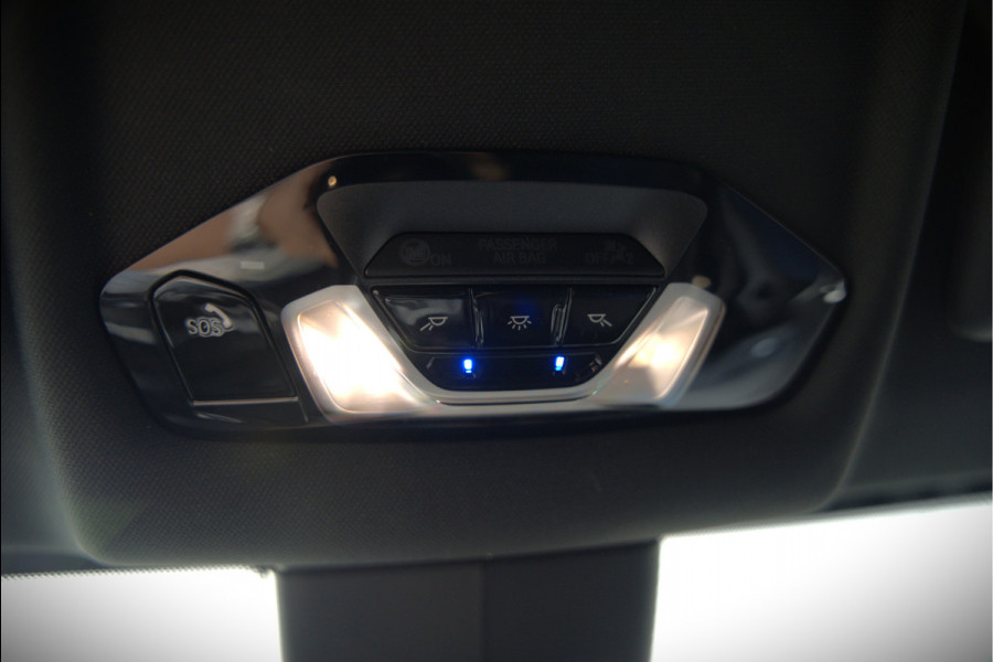 BMW 1-serie M135i xDrive High Executive Edition | M Performance | Stoelverwarming | Cruise Control | Adaptive LED | Ambiance Verlichting | HIFI | Grootlichtassistent | M Sport Remmen