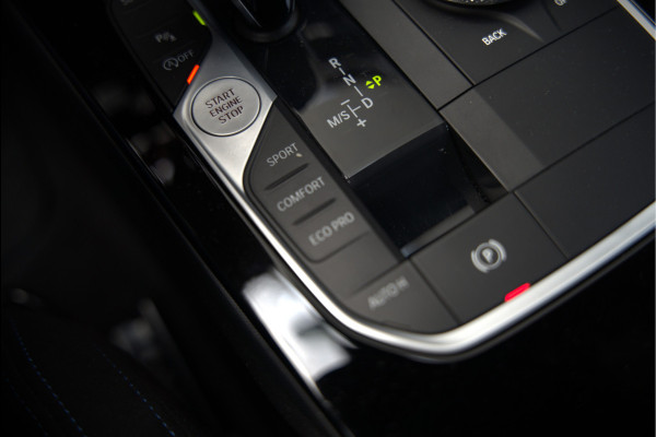 BMW 1-serie M135i xDrive High Executive Edition | M Performance | Stoelverwarming | Cruise Control | Adaptive LED | Ambiance Verlichting | HIFI | Grootlichtassistent | M Sport Remmen