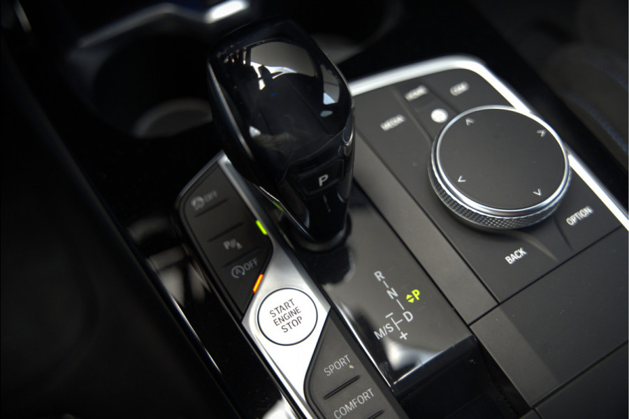 BMW 1-serie M135i xDrive High Executive Edition | M Performance | Stoelverwarming | Cruise Control | Adaptive LED | Ambiance Verlichting | HIFI | Grootlichtassistent | M Sport Remmen