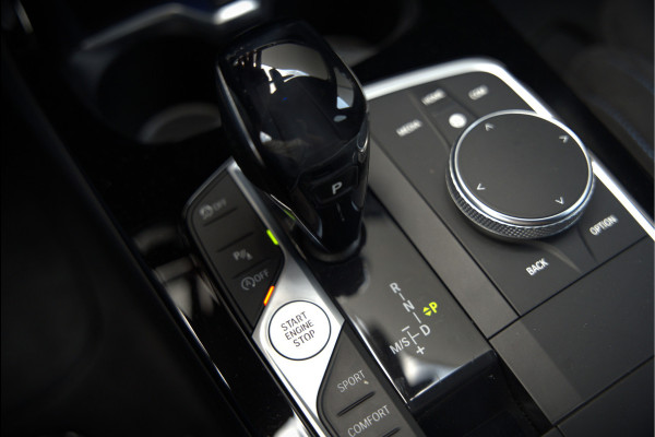 BMW 1-serie M135i xDrive High Executive Edition | M Performance | Stoelverwarming | Cruise Control | Adaptive LED | Ambiance Verlichting | HIFI | Grootlichtassistent | M Sport Remmen