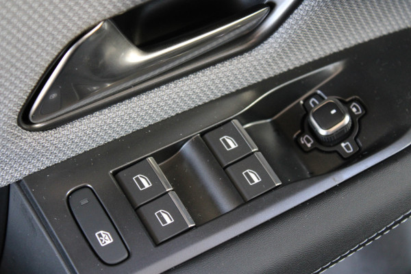 Opel Grandland 1.6 Turbo Plug-in-Hybrid Ultimate | Panoramadak | Trekhaak | Focal | AGR