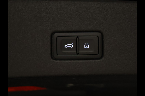 Audi Q4 e-tron 40 Launch edition S Competition 77 kWh [SCHUIFKANTELDAK, APPLE CARPLAY, CRUISE CONTROL, STOELVERWARMING, DIGITAL DASH, ELEKTRISCHE ACHTERKLEP, NAVIGATIE NIEUWSTAAT]