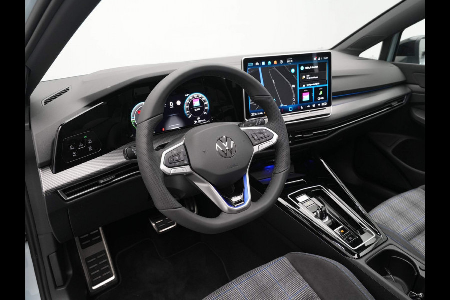 Volkswagen Golf GTE 1.5 TSI eHybrid 272pk DSG | Panoramadak | 360 camera | Stoelverwarming | Side assist / Demonstratieauto