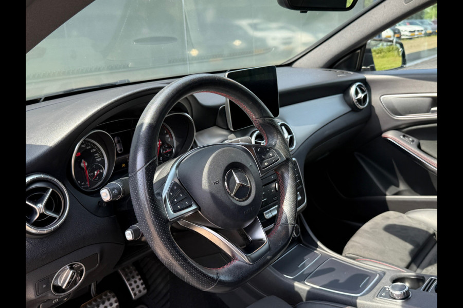 Mercedes-Benz CLA-Klasse 180 AMG Line Navi|Camera|Dealer Onderhouden
