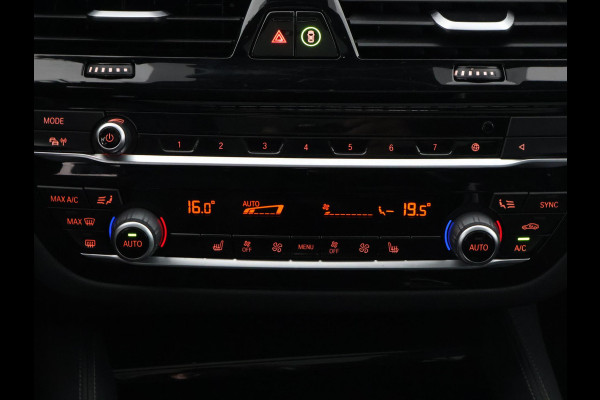 BMW 5 Serie Touring 530i Business Edition Plus | Schuif-/Kanteldak | Navigatie | Camera | Leder |
