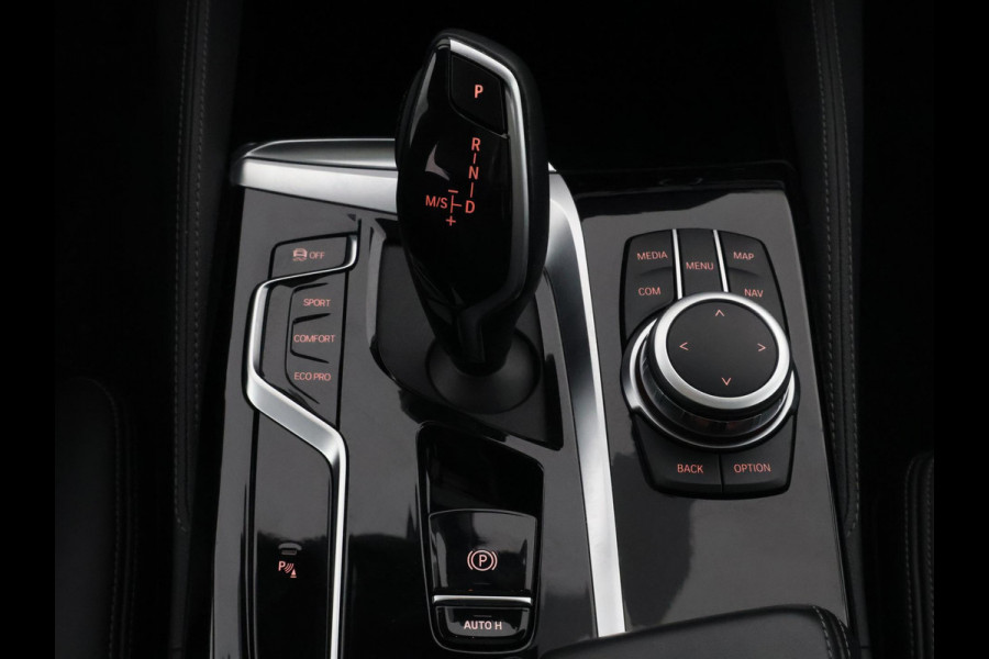 BMW 5 Serie Touring 530i Business Edition Plus | Schuif-/Kanteldak | Navigatie | Camera | Leder |