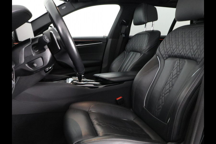 BMW 5 Serie Touring 530i Business Edition Plus | Schuif-/Kanteldak | Navigatie | Camera | Leder |
