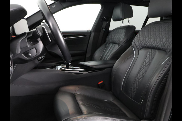 BMW 5 Serie Touring 530i Business Edition Plus | Schuif-/Kanteldak | Navigatie | Camera | Leder |