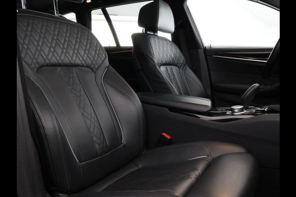 BMW 5 Serie Touring 530i Business Edition Plus | Schuif-/Kanteldak | Navigatie | Camera | Leder |