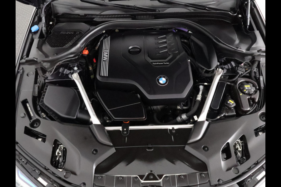 BMW 5 Serie Touring 530i Business Edition Plus | Schuif-/Kanteldak | Navigatie | Camera | Leder |