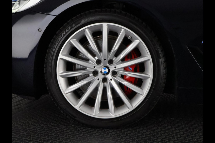 BMW 5 Serie Touring 530i Business Edition Plus | Schuif-/Kanteldak | Navigatie | Camera | Leder |