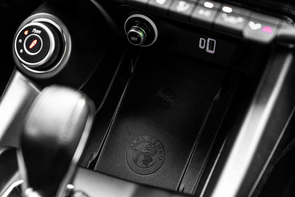 Alfa Romeo Tonale 1.3T PHEV Veloce 280 PK Keyless Adaptive Camera Sfeerverlichting 19''