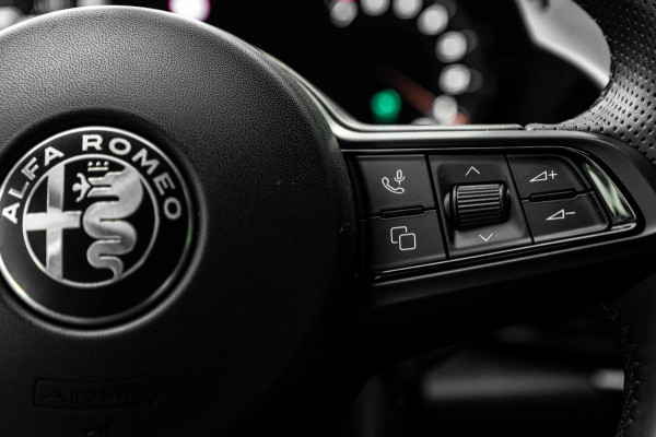 Alfa Romeo Tonale 1.3T PHEV Veloce 280 PK Keyless Adaptive Camera Sfeerverlichting 19''