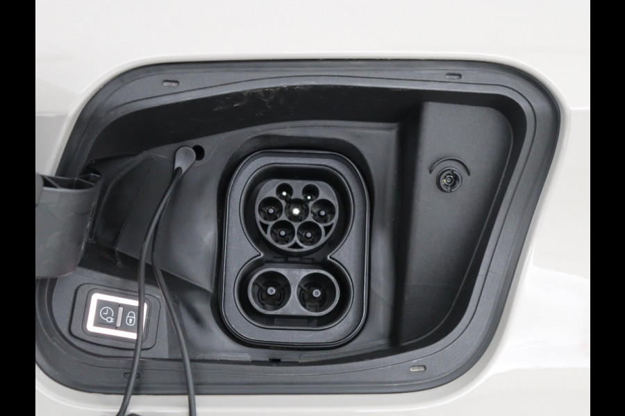 Jeep Avenger Avenger 54 kWh | SOH 97,6% | 3 Fase | Carplay | Adaptive cruise | Camera | Half leer | LM | LED | Climate control | Parkeersensoren