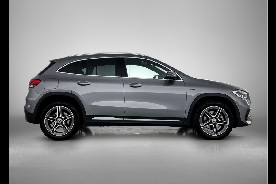 Mercedes-Benz GLA 250 e Business AMG Plug-In Hybride 5 spaaks lichtmetalen velgen | MBUX wide screen| Navigatie | elect bed. voorstoelen met memory | Trekhaak | parking support met camera | Inclusief 24 maanden Mercedes-Benz Certified garantie voor Europa.
