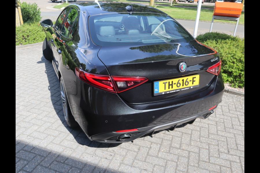 Alfa Romeo Giulia 2.0T Super Adaptive CC / Navi/ Camera /Pdc / Carplay /Stoel/Stuurverw / Automaat Gechipt 310pk - 460nm koppel