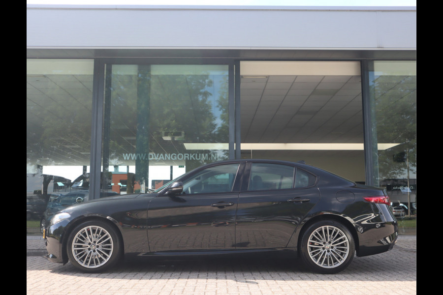 Alfa Romeo Giulia 2.0T Super Adaptive CC / Navi/ Camera /Pdc / Carplay /Stoel/Stuurverw / Automaat Gechipt 310pk - 460nm koppel
