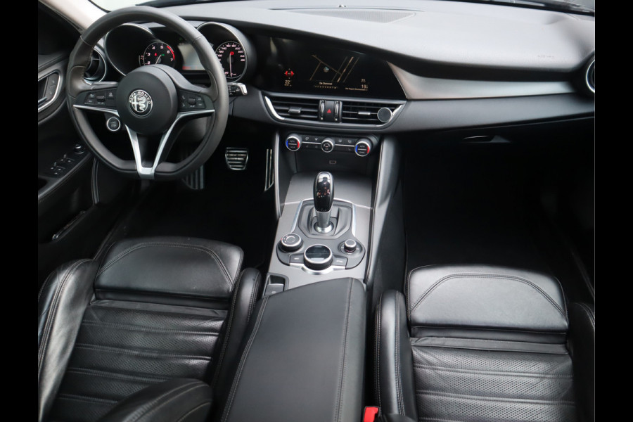 Alfa Romeo Giulia 2.0T Super Adaptive CC / Navi/ Camera /Pdc / Carplay /Stoel/Stuurverw / Automaat Gechipt 310pk - 460nm koppel