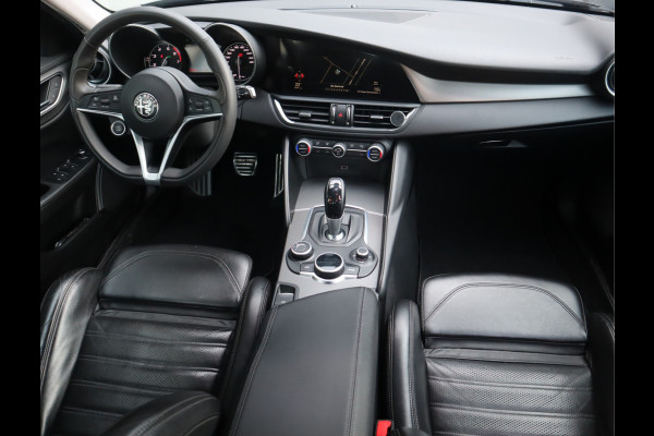 Alfa Romeo Giulia 2.0T Super Adaptive CC / Navi/ Camera /Pdc / Carplay /Stoel/Stuurverw / Automaat Gechipt 310pk - 460nm koppel
