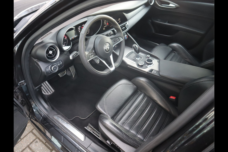 Alfa Romeo Giulia 2.0T Super Adaptive CC / Navi/ Camera /Pdc / Carplay /Stoel/Stuurverw / Automaat Gechipt 310pk - 460nm koppel