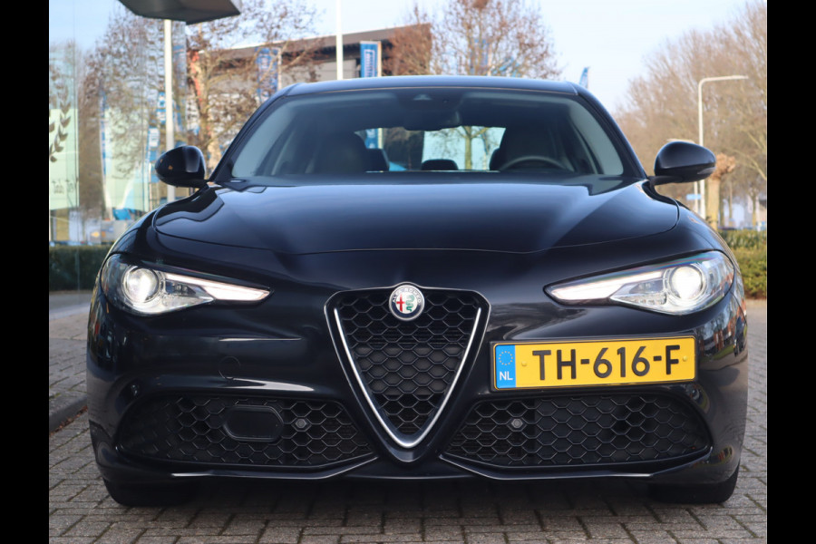 Alfa Romeo Giulia 2.0T Super Adaptive CC / Navi/ Camera /Pdc / Carplay /Stoel/Stuurverw / Automaat Gechipt 310pk - 460nm koppel