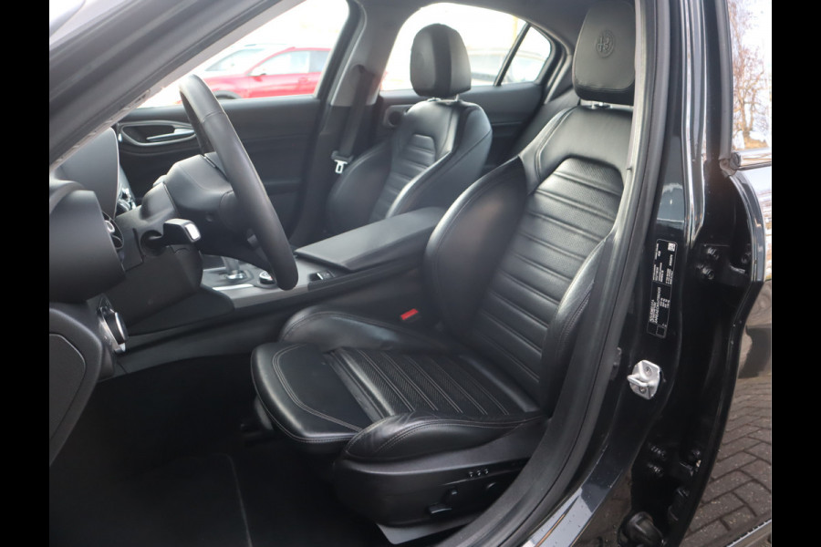 Alfa Romeo Giulia 2.0T Super Adaptive CC / Navi/ Camera /Pdc / Carplay /Stoel/Stuurverw / Automaat Gechipt 310pk - 460nm koppel