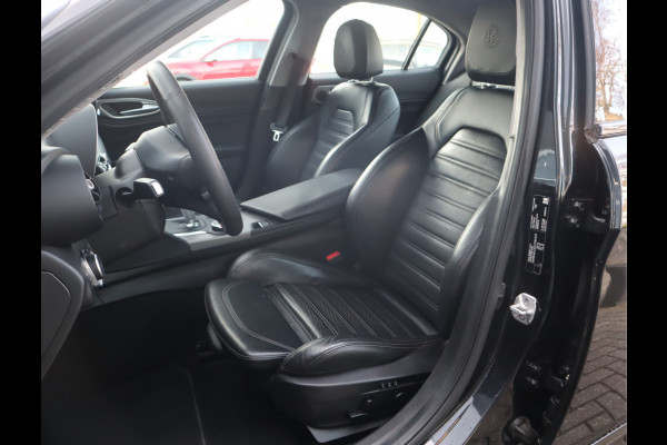 Alfa Romeo Giulia 2.0T Super Adaptive CC / Navi/ Camera /Pdc / Carplay /Stoel/Stuurverw / Automaat Gechipt 310pk - 460nm koppel