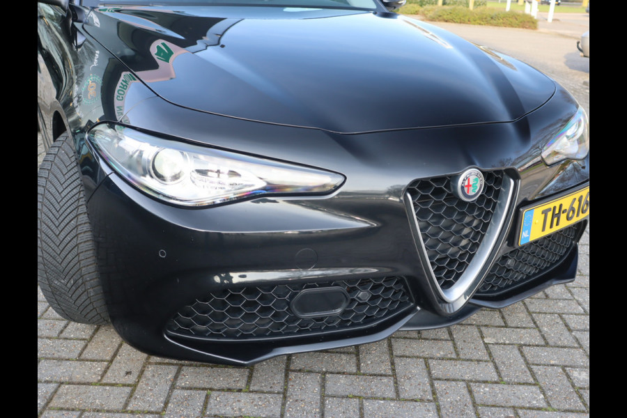Alfa Romeo Giulia 2.0T Super Adaptive CC / Navi/ Camera /Pdc / Carplay /Stoel/Stuurverw / Automaat Gechipt 310pk - 460nm koppel