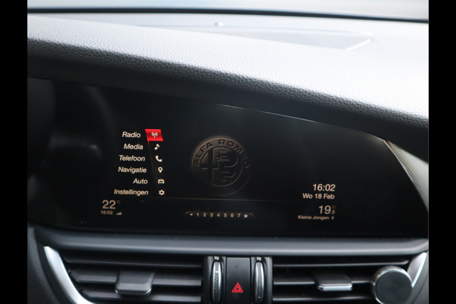 Alfa Romeo Giulia 2.0T Super Adaptive CC / Navi/ Camera /Pdc / Carplay /Stoel/Stuurverw / Automaat Gechipt 310pk - 460nm koppel