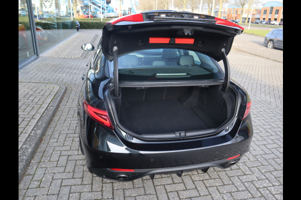 Alfa Romeo Giulia 2.0T Super Adaptive CC / Navi/ Camera /Pdc / Carplay /Stoel/Stuurverw / Automaat Gechipt 310pk - 460nm koppel
