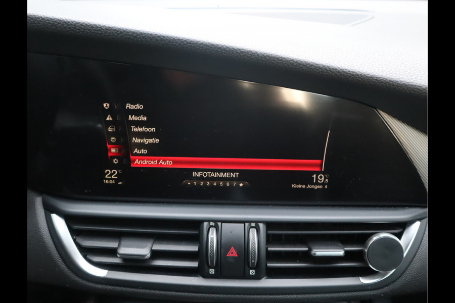 Alfa Romeo Giulia 2.0T Super Adaptive CC / Navi/ Camera /Pdc / Carplay /Stoel/Stuurverw / Automaat Gechipt 310pk - 460nm koppel