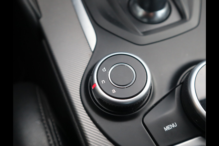 Alfa Romeo Giulia 2.0T Super Adaptive CC / Navi/ Camera /Pdc / Carplay /Stoel/Stuurverw / Automaat Gechipt 310pk - 460nm koppel